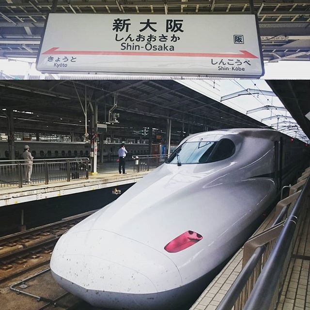 #新大阪駅 に到着！とりあえず #大阪駅 に向かいますかね～！大阪弾丸ツアーが始まるね。 #さむねこさんぽ #散歩 #大阪