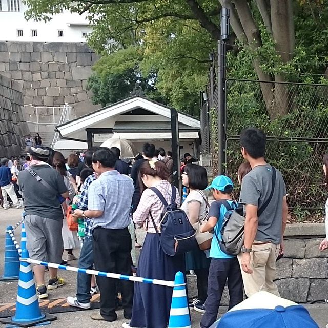 #大阪城 の 入城券 買うのに混みすぎ！  #平日休み じゃないと 何処にいっても混んでますな…  #ビックサンダー 並の混み具合ですわ