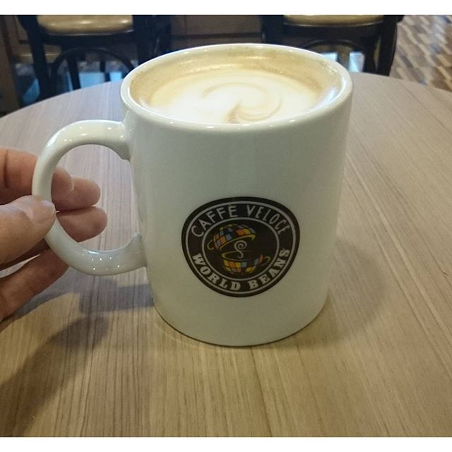 #朝カフェ #ベローチェ #カフェラテ なかなかラテエリアで告白的なあれはありませんにゃ 現実はこんなもんですにゃ。 #朝活 #コーヒー #cafe #coffee