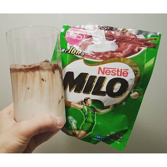 こんな夜には #ミロ だよね ミロなら少し位 この空っぽなボディに素敵な何かを満たしてくれるかもしれにゃい！ だからね、そんなミロをね大盛で！ #スイーツ #sweet  #milo #drink