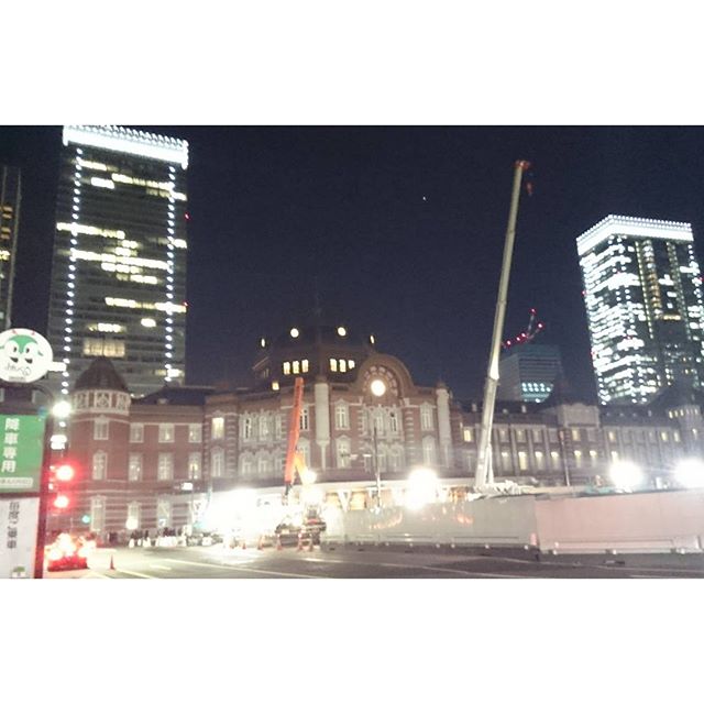 #東京駅 の #夜景 を見つつ #丸ビル へ向かいます。 #新丸ビル かも？ なんかそれっぽいところでやるんだって #tokyo  #japan