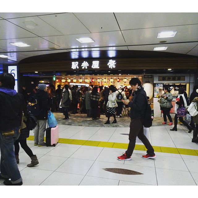 #東京散歩 #東京駅 #駅弁屋 #祭 混みすぎだわ… #駅弁 はあきらめよう。 #散歩 #侍猫散歩