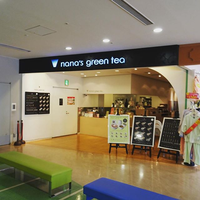 #東京散歩 #ラクーア 3階にある #nanasgreentea ですにゃ！ ここでも #抹茶 が飲めるみたい！ もっと和風な #茶屋 は都内にはにゃいのか？ #茶道 #japan