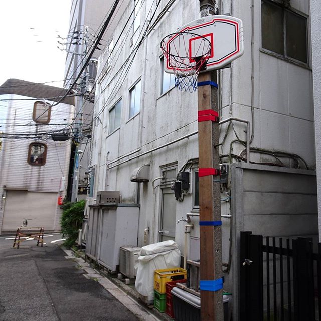 #東京散歩 #ドロップキック の近くに 手作り #ストリートバスケ エリアを発見！ #東京 #散歩 #basketball #tokyo