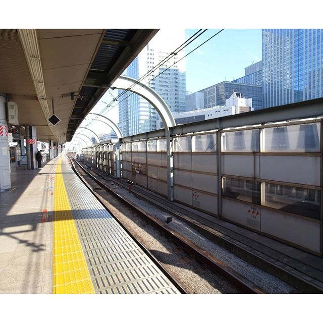 #東京散歩 #東京駅 #ホーム わりと空いてるんでない？ ここから #新宿駅 まで 何週間 かで #散歩 しますからね。 隣の #神田駅 は先週行ったから #御茶ノ水駅 まで行っちゃおう！