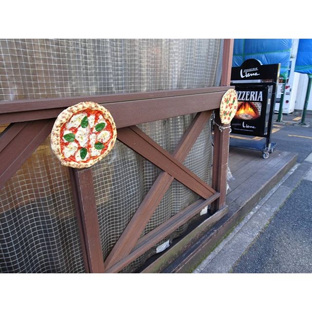 #東京散歩 #ピザ ですな。 #パイナップルピザ が好きなのに美味しさを理解してくれる人が少ないよね #ディズニーランド の ハワイアンピザ うまい！