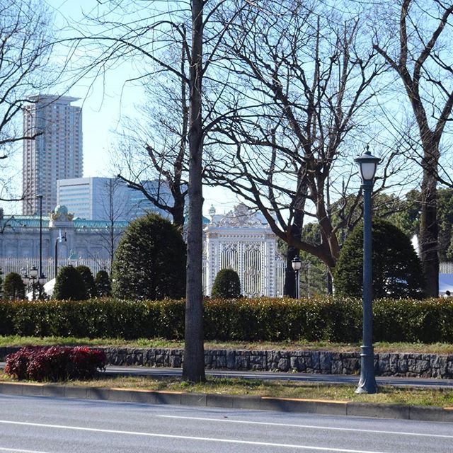 #東京散歩 #迎賓館 方向に行ってみますかね～。海外のVIPを歓迎する用の建物みたい。門が #ディズニー なかんじやね。 #東京 #散歩 #tokyo