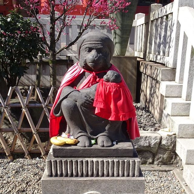#東京散歩 #日枝神社 #安産 #子宝 の #パワースポット ですな。 #猿 を #エン って読んでいろんな #縁結び としてもすごいらしい #monkey #shrine