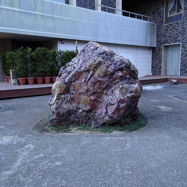 #東京散歩 #ホテルニューオータニ #パワースポット #赤玉石 どうやら #佐渡島 の #金山 から運ばれた高価な石なんだって！ #金運 あがりそう