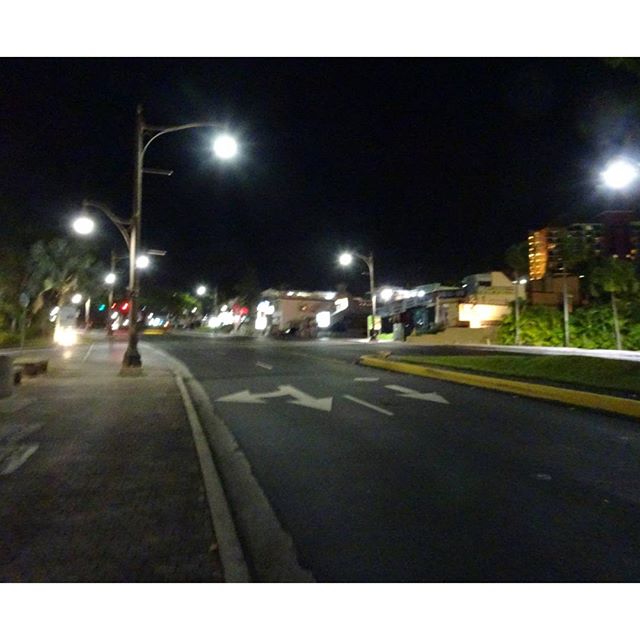 #初めてのグアム 早速 #グアム の町を探検！午前4時ですにゃ。道路空いてるね！ #グアム #旅行 #guam