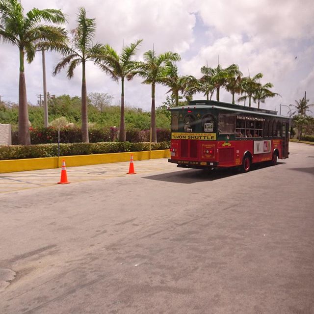 #初めてのグアム #ツアー で #グアム 来てるから 観光エリアを巡回してる #シレナトロリー #バス はフリーで乗れるみたい。だけどこの赤いおしゃれバスは有料にゃ