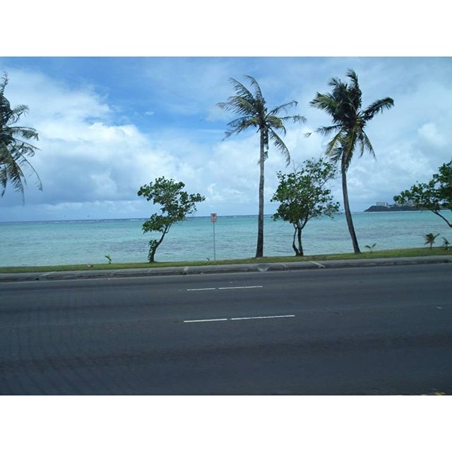 #初めてのグアム こんな景色は #グアム に決まってる！ 砂浜で #フルーツ が一杯刺さったストローつきの #トロピカルドリンク 飲んでやる！