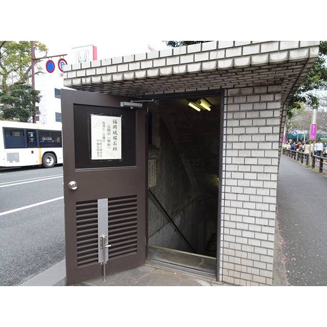 #福岡城 の外に怪しい地下への入り口発見！たぶん地元の人も行ったことないんでなかろうか？