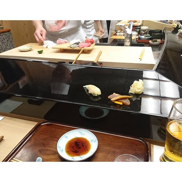 #久兵衛 #寿司 の始まりは白身魚 から！基本味付けて出てくるので醤油をつけないでいけちゃいますが、店員さんが用意してくれるので安心。箸も用意されてるけど…ここは手でいくのが粋ってやつですな！
