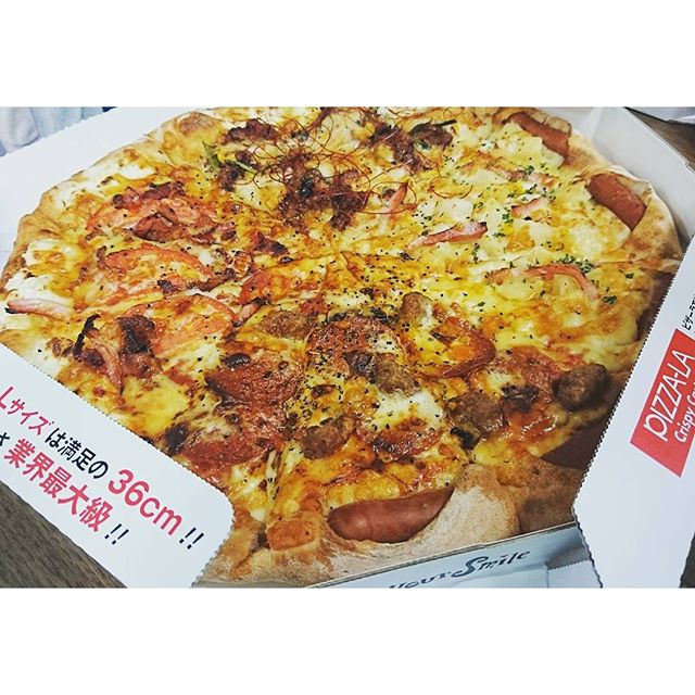 #ピザの日 ですな。 #パイナップルピザ 好きなのに世間は嫌いらしい… ベーコンとパイナップルの組み合わせうまいのにね！ディズニーランドのハワイアンピザ もうまいよね！ビックサンダーマウンテンの近くにあるピザ屋にあるやつ！