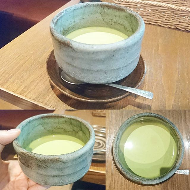 東京で抹茶が飲める所 水道橋 #神楽坂茶寮 の抹茶ラテですな。おうすってのはなくて、ミルク入りのラテが飲めますね。茶寮ってだけあってメニューは抹茶のものが多かったですな。神楽坂にあるお店の方は前行った時行列だったけど、水道橋後楽園の所は空いてたから行きたい人は狙い目かな？ #侍猫度3 #抹茶