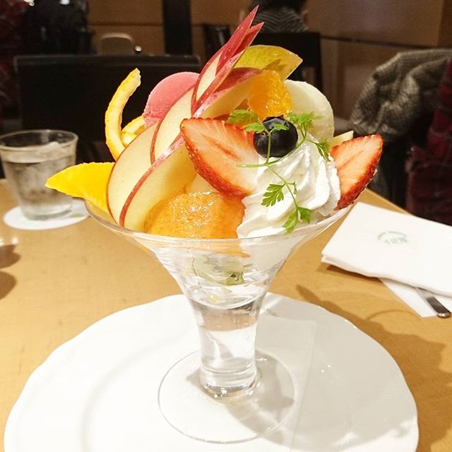 東京でフルーツパフェを食べようの会003 #千疋屋 高級フルーツで有名なフルーツ屋さんの作品ですな。メロンシャーベットとバニラアイスもセンターにいるよ！アイスに負けない甘いフルーツいっぱい！リンゴがマトリョーシカみたいになってるからうっかり戻しちゃうのはご愛敬！ #TPTK #侍猫さんぽ