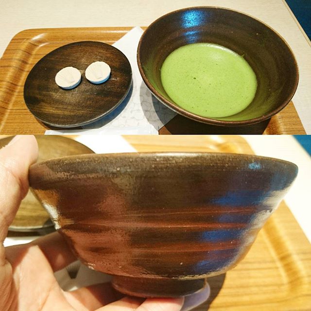 東京で抹茶が飲めるところ スカイツリー #nanasgreentea ですな。ここの抹茶はすごい個性的な味で旨味と苦味がぐいぐい主張してくるから好みが別れるだろうね。落雁といただくとちょうどいいタイプの抹茶ですよ。 スカイツリーのふもとに辻利もあるんだけど紙コップ系の器だから侍猫さん特別ルールにより飲めませんでした。器が大事！ #抹茶