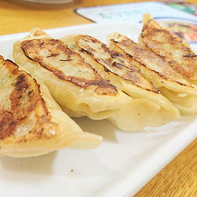 #焼き餃子 #武蔵小山 #リンガーハット ですな。まぁ最近のよくある冷凍量産型でよく食べる味ですな。次の日もお出かけ安心タイプ。食べやすいさつぱり系でしたがね個人的にはニンニク大盛が好き。