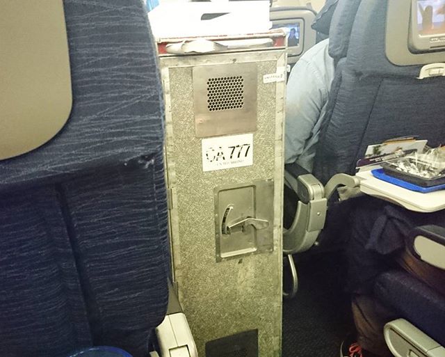 #海外旅行初心者の旅 013 機内食運ぶマシーンのナンバーが #777 だよ。たぶんロスよりラスベガス行ったほうがいい結果を残せると思うよね #losangeles