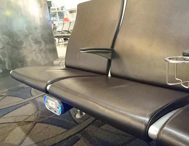 #海外旅行初心者の旅 070 ロサンゼルス空港のベンチは充電できるから超助かる！ただ、青いランプがついてないところは壊れてるみたいだから充電できないよ。ロス空港使うときは気を付けてね #losangeles #california