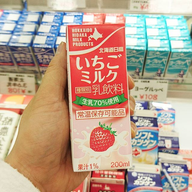 究極のいちご牛乳探し #いちごミルク 北海道アンテナショップで見つけたやつですな。いつもの激甘ないちご牛乳味なんですが、生クリームのようなこくと、ほんのり酸味が美味しいやつですな。 #いちご牛乳 #sweets
