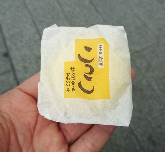 #静岡限定のお土産を晒す会 #こっこ 侍猫さんは、蒸しパンみたいなふんわり生地にフレッシュバタークリームが入ったこっこを、仙台土産に思い馳せながら食べます。 #お土産 #スイーツ #侍猫さんぽ