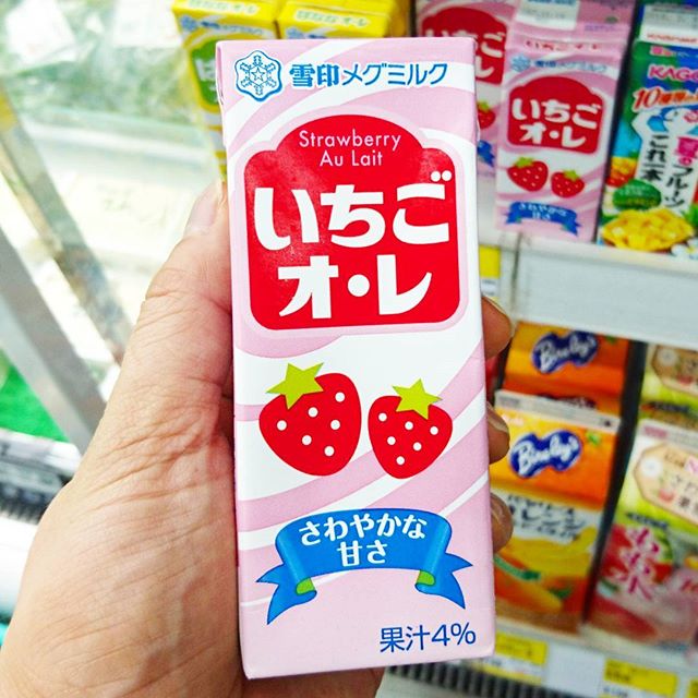 #いちご牛乳クラブ #いちごオレ  飲みなれた何時もの甘いやつだね！あー美味い。糖分感じるね！東京じゃグリコとか明治のイチゴ牛乳がコンビニで定番になってるから雪印のイチゴ牛乳はかなりレアだよ。  #いちご牛乳 #苺牛乳 #苺 #いちご #strawberry #牛乳 #スイーツ #sweets #メソギア派 #銀魂 #糖分 #ドリンク #drinks