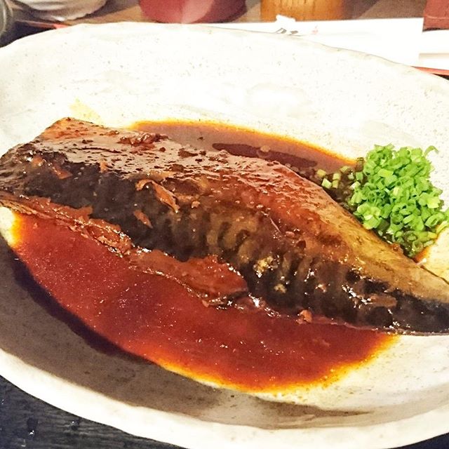 ちょいと遅めのお昼ご飯の人に伝えるランチ情報 #今日の祭ヤランチメニュー  さばの味噌煮うめえ！米に合うに決まってる！モリモリ食べられるやつ！週に1回は魚食べる方が良いらしいからさ。サバ味噌出ると助かるね。#ランチ #lunch  #東京 #日本橋 #人形町 #おすすめランチ #飲み屋 #定食 #祭ヤ #居酒屋 #居酒屋ランチ #japanesefoods #サバ #さばの味噌煮 #さばの味噌煮定食 #魚 #鯖