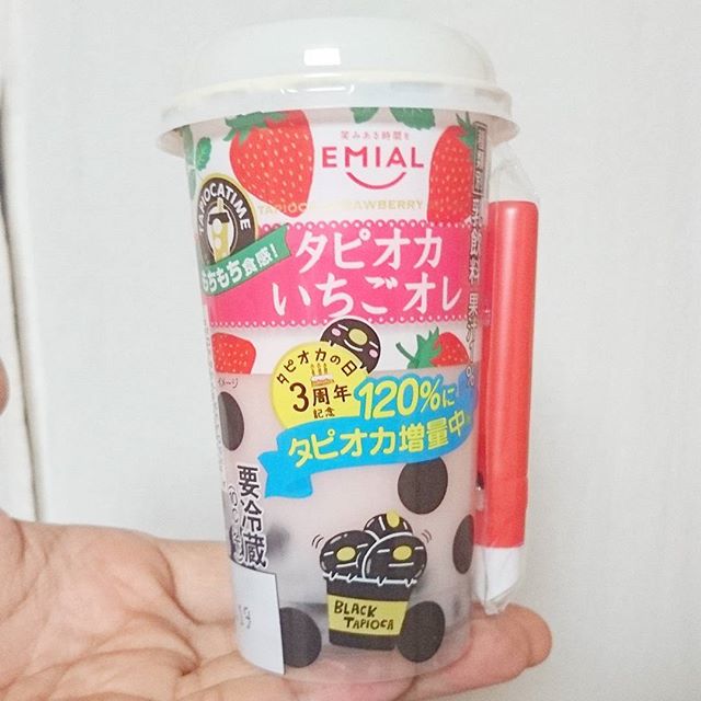 #いちご牛乳クラブ #タピオカいちごオレ いちごミルク界ではかなりレアなタピオカ入り見つけた！さすが大阪！むちゅむちゅタピオカが増量中に飲みまくりたいところ！もちろん何時も通り甘いけど甘いなりにスッキリ系の甘さだね。 #いちご牛乳 #苺牛乳 #苺 #いちご #イチゴ #strawberry #牛乳 #スイーツ #sweets #メソギア派 #銀魂 #糖分 #ドリンク #drinks #タピオカ