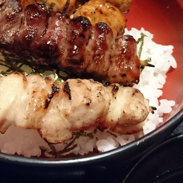 ちょいと遅めのお昼ご飯の人に伝えるランチ情報 #今日の祭ヤランチメニュー 焼きとり丼にしたよ。今日は、さわら漬け丼と牛スジ豆腐終了だってさ。さわらたべたかったなぁ。また今度だね。#ランチ #lunch  #東京 #日本橋 #人形町 #おすすめランチ #飲み屋 #定食 #祭ヤ #居酒屋 #居酒屋ランチ #japanesefoods #丼 #焼き鳥 #ヤキトリ #焼鳥