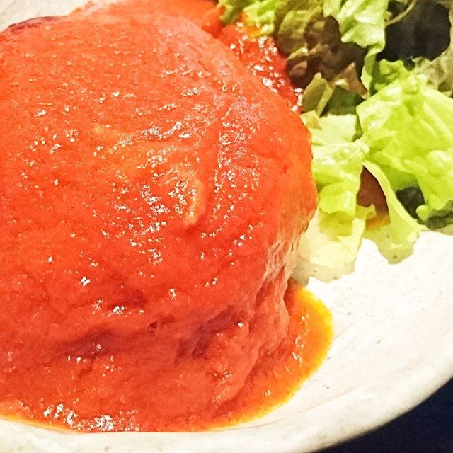ちょいと遅めのお昼ご飯の人に伝えるランチ情報 #今日の祭ヤランチメニュー 噂のハンバーグトマト煮定食にしたよ。がっつりバーグに酸味の効いたトマトソースがうまい！ぎっちり肉のパワー系ハンバーグが野郎好みに仕上がってるね！#ランチ #lunch  #東京 #日本橋 #人形町 #おすすめランチ #飲み屋 #定食 #祭ヤ #居酒屋 #居酒屋ランチ #japanesefoods #ハンバーグ #トマトハンバーグ