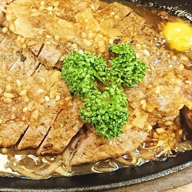 武蔵小山駅周辺の食事日記 #さんきち #ジャンボステーキ武蔵小山住人なら必須のパワースポット！400gのジャンボステーキニンニクソースはマジうまい！ここはメニューが多過ぎて何食べようか悩むよ。大盛カキフライもおすすめだね！#武蔵小山 #侍猫度5 #ステーキ #ニンニク #肉