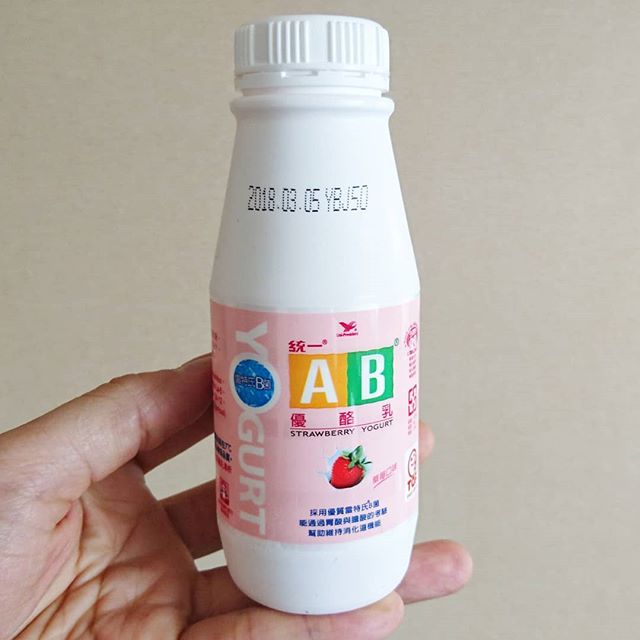 #いちご牛乳クラブ # 台湾のシェラトンホテルの近くにあるセブンイレブンで見つけたやつだね。これは飲む苺ヨーグルトだね。これは日本のとあんまり変わらないね。 #いちご牛乳 #イチゴ牛乳 #苺牛乳 #苺 #いちご #イチゴ #牛乳 #スイーツ #メソギア派 #銀魂 #糖分 #ドリンク #drinks #milk #strawberry #strawberrymilk #dessert #snack #sweets #sweet #foodpic #foodporn #foodie #foodism #foodshot #foodshare #instagoods #instadrink