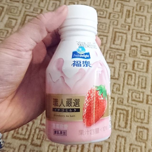 #いちご牛乳クラブ # 台湾のシェラトンホテルの近くにあるスーパーで見つけたやつだね。これが今のところ一番苺ミルクしてるね。…まぁどれも甘い苺ミルク感は日本と変わらないかなぁ。 #いちご牛乳 #イチゴ牛乳 #苺牛乳 #苺 #いちご #イチゴ #牛乳 #スイーツ #メソギア派 #銀魂 #糖分 #ドリンク #drinks #milk #strawberry #strawberrymilk #dessert #snack #sweets #sweet #foodpic #foodporn #foodie #foodism #foodshot #foodshare #instagoods #instadrink