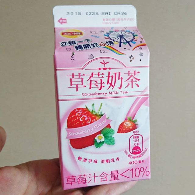 #いちご牛乳クラブ # 台湾のシェラトンホテルの近くにあるセブンイレブンで見つけたやつだね。紅茶入ってるから日本のいつものやつより薄いスッキリ系かな？だから甘さは日本のが甘い気がする。っつっても、甘いいちごミルクだね。 #いちご牛乳 #イチゴ牛乳 #苺牛乳 #苺 #いちご #イチゴ #牛乳 #スイーツ #メソギア派 #銀魂 #糖分 #ドリンク #drinks #milk #strawberry #strawberrymilk #dessert #snack #sweets #sweet #foodpic #foodporn #foodie #foodism #foodshot #foodshare #instagoods #instadrink