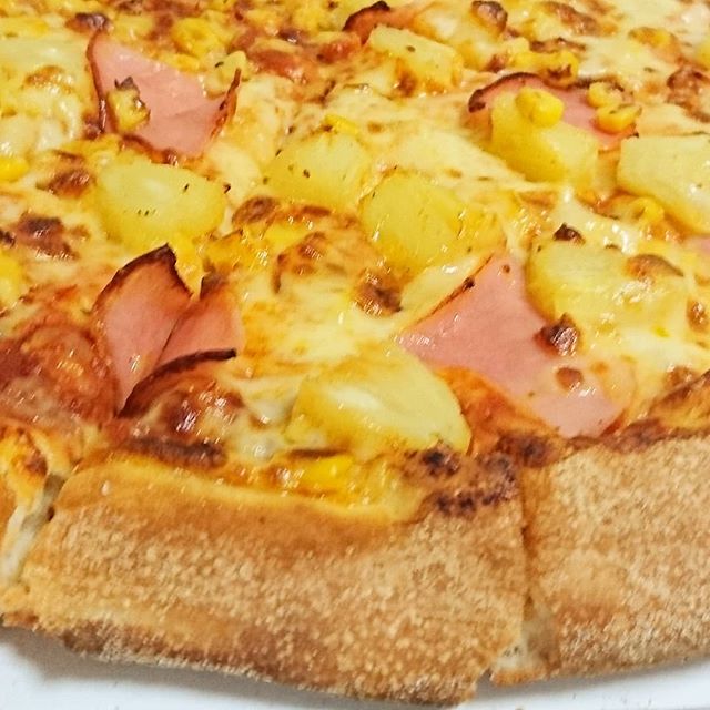 #トロピカルピザ #侍猫度☆☆☆☆☆ ドミノが #令和 セールでL3枚3600円やってたからついね…パイナップルとベーコンのピザが一番うまいよね。ディズニーのハワイアンピザも美味いよね！つまりね、そういうことなんだよね。