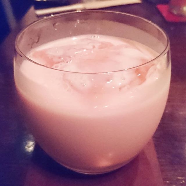 #いちご牛乳クラブ #barblast #いちごミルク #侍猫度☆☆☆★★ いちごミルクのお酒だね。明治とかグリコの牛乳パック系の味だね。3次回に行ったお洒落バーで飲んだ飲み慣れた安心の味のやつ。雨の日にハプニングが起こらなかったハプニング話が懐かしいお店。 #いちごトラヤキ #いちごオレ #いちご牛乳 #イチゴ牛乳 #苺牛乳 #メソギア派 #糖分