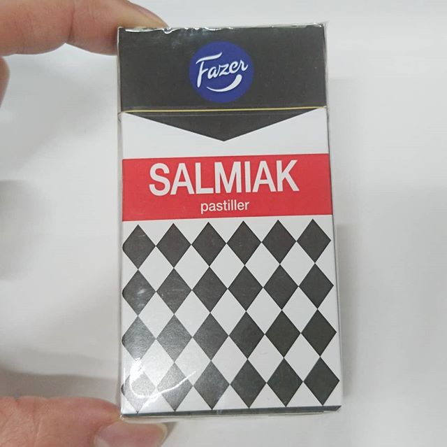 #サルミアッキ フィンランドで大人気のグミを初めて食べたです。噂以上に超絶不味い！黒いゴムを食べてる気分になれるやつ。プレゼントには良いけど、自分用にはもういらないね。