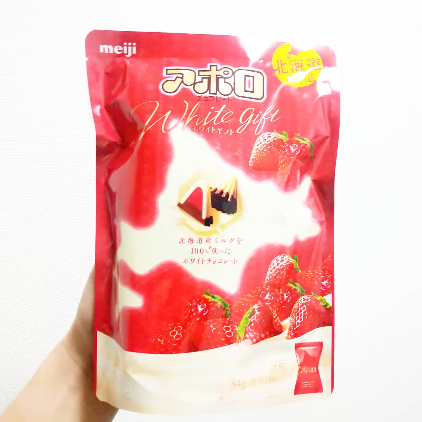#いちご牛乳クラブ #アポロホワイトギフト #侍猫度☆☆☆★★ 北海道産のミルクを使った贅沢な苺アポロだね。ちゃんと酸味感じる苺系の味で謎苺感は控えめだね。アポロではかなり美味しいと思う。 #いちごオレ #いちご牛乳 #イチゴ牛乳 #苺牛乳 #メソギア派 #糖分